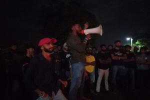 ஒலுவில் தென்கிழக்கு பல்கலைக்கழக மாணவர்கள் தீப்பந்தம் ஏந்தி போராட்டம்