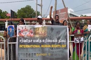 காணாமல் ஆக்கப்பட்ட உறவினர்களது போராட்டத்தை அச்சுறுத்தும் வகையில் புகைப்படம் எடுத்த இராணுவ புலனாய்வாளர்