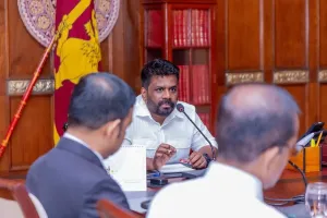 இத்துப்போன ஒரு நிருவாக இயந்திரத்தை வைத்துக் கொண்டுதான் அரசு காரியங்களைச் செய்ய வேண்டி இருக்கின்றது