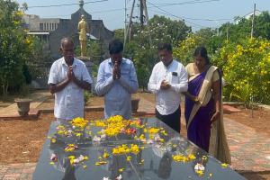 தமிழ் அரசு ஸ்தாபகரின் 127ஆவது ஜனனதினம்; தந்தைசெல்வா நினைவிடத்தில் ரவிகரன் எம்.பி அஞ்சலி