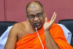 பொது இடங்களில் முகத்தை முழுமையாக மறைக்கும் ஆடைக்கு அனுமதிக்க கூடாது