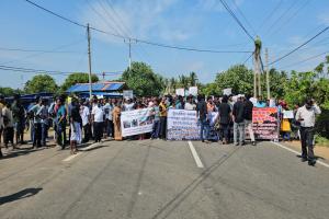 திருகோணமலை நாடாளுமன்ற உறுப்பினர்களது கொடும்பாவிகள் எரிப்பு