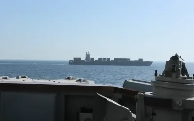 ஈரான் கொடியுடன் கூடிய கப்பல் அமெரிக்க கடற்படையினரால் கைப்பற்றப்பட்டது