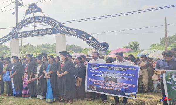 யாழ்ப்பாணத்தில் வேலையில்லா பட்டதாரிகள் போராட்டம்.