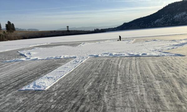 கனடாவில்  தேசிய கொடியை பனி படர்ந்த ஏரியில் உருவாக்கிய சிரேஸ்ட பிரஜைகள்