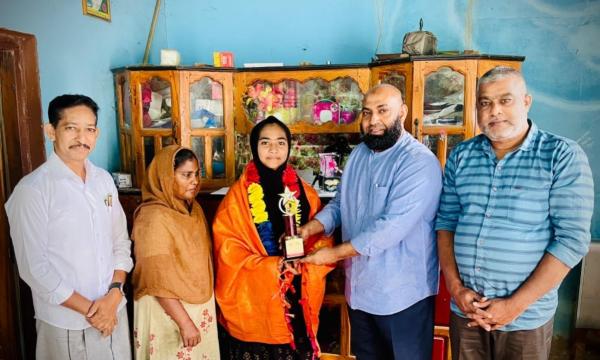 இளம் சாதனை மாணவியின் வீடு தேடி சென்று கெளரவித்த அஷ்ரப் தாஹிர் எம்.பி!