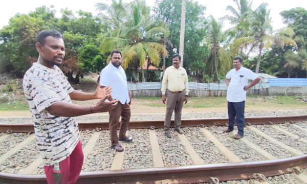 புகையிரதக் கடவையின்மையால் போக்குவரத்து இடர்பாட்டினை எதிர்கொள்ளும் பேசாலை மக்கள்; நிலமைகளை நேரில் சென்று ஆராய்ந்தார் ரவிகரன் எம்.பி