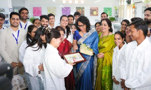 பிரதமருக்கு அன்பான வரவேற்பு...