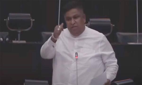 அமைச்சர் ஆனந்த விஜேபால பொலிஸ் சேவையிலிருந்து பணிநீக்கம் செய்யப்பட்ட ஒருவர்!!