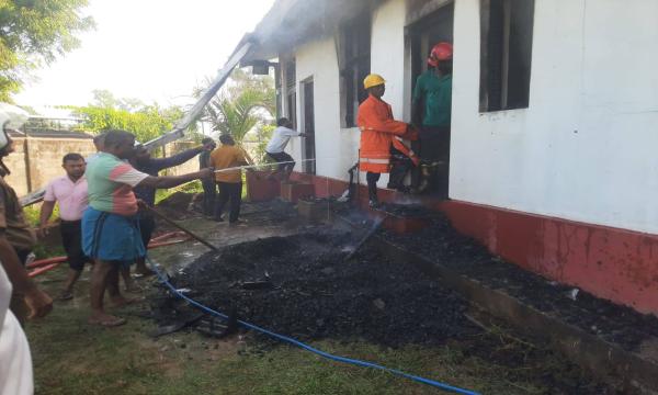 தென்கிழக்கு பல்கலைக்கழக களஞ்சியசாலையில் தீ! விரைந்து கட்டுப்பாட்டில் கொண்டு வந்த தீயணைப்பு குழுவினர்!!