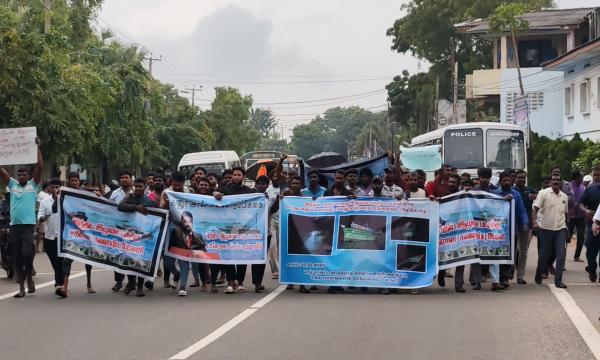 இந்திய இழுவைப்படகுகளின் அத்துமீறலை எதிர்த்து யாழில் ஆர்ப்பாட்டப் பேரணி