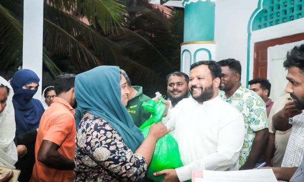 றிஷாட் பதியுதீனால், மன்னாரில் வெள்ளத்தினால் பாதிக்கப்பட்ட மக்களுக்கான நிவாரணங்கள் வழங்கிவைப்பு!