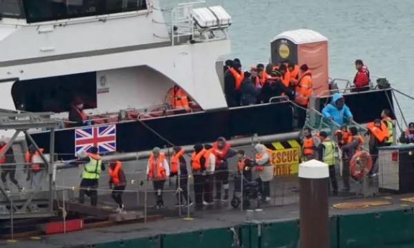 800க்கும் மேற்பட்ட அகதிகள் ஆங்கிலக் கால்வாயைக் கடந்து சாதனை!