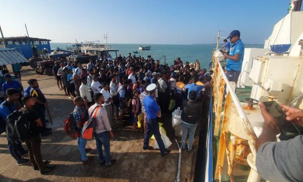 நெடுந்தீவுக்கு உயிரிழந்தவரின் சடலத்துடன் பயணிக்க கூறியதால் பயணிகள் குழப்பம்