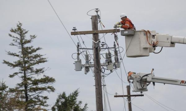 நோவா ஸ்கோடியாவில் கடும் பனிப்பொழிவு: 13,000க்கும் மேற்பட்டோர் இன்னும் இருளில்!