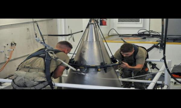 கனடா அணு ஆயுதங்களை வைத்திருக்க வேண்டுமா?