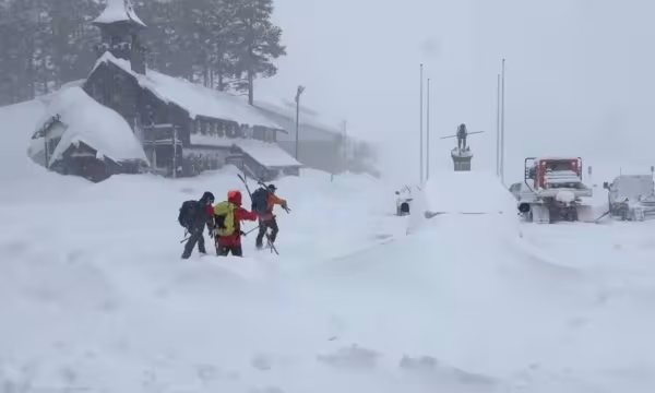 கலிபோர்னியாவில் பாரிய பனிச்சரிவு: 8 ஸ்கீயர்கள் உயிரிழந்த நிலையில் மீட்பு; ஒருவர் மாயம்!