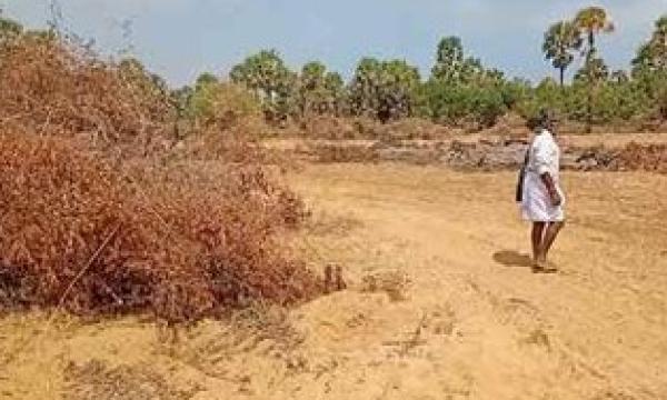 'அரச காணியை அடாத்தாக சுவீகரித்தவர்கள் துவக்கால் சுடுவோமென மிரட்டுகின்றார்கள்!'