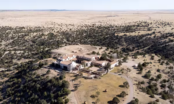 ஜெப்ரி எப்ஸ்டீனுக்குச் சொந்தமான 'ஸோரோ' பண்ணையில் நியூ மெக்சிகோ அதிகாரிகள் தீவிர தேடுதல்!