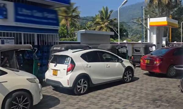 இலங்கையில் மீண்டும் வரிசை யுகம்; அவசியமற்ற பதற்றம் வேண்டாமென அரசாங்கம் அறிவிப்பு!